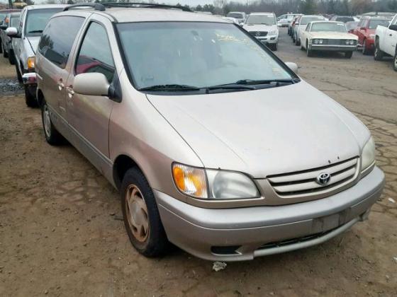 NEAT 2001 TOYOTA SIENNA  FOR SALE CALL 08067816891 in Lagos, 