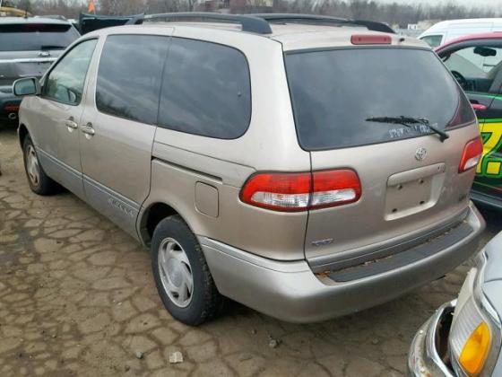 NEAT 2001 TOYOTA SIENNA  FOR SALE CALL 08067816891 in Lagos, 