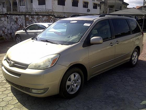 Direct tokunbo 2006 Toyota sienna going for #900000 in Lagos, 