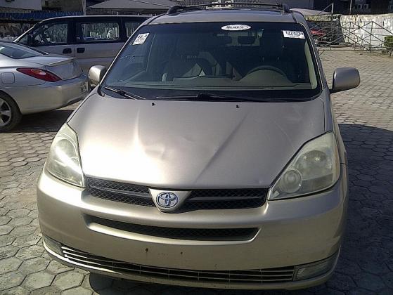 Direct tokunbo 2006 Toyota sienna going for #900000 in Lagos, 