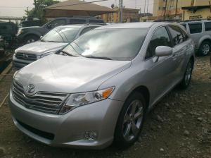 clean toyota venza 2010 model